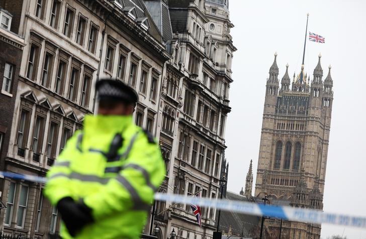 © Reuters. Сотрудник полиции у места инцидента в центре Лондона