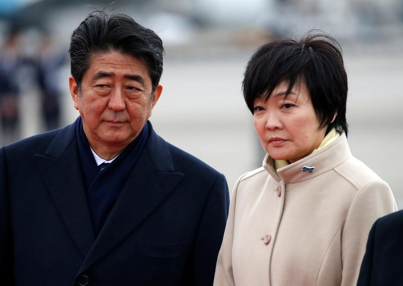 © Reuters. Премьер-министр Японии Синдзо Абэ и его жена Акиэ в аэропорту Ханэда в Токио