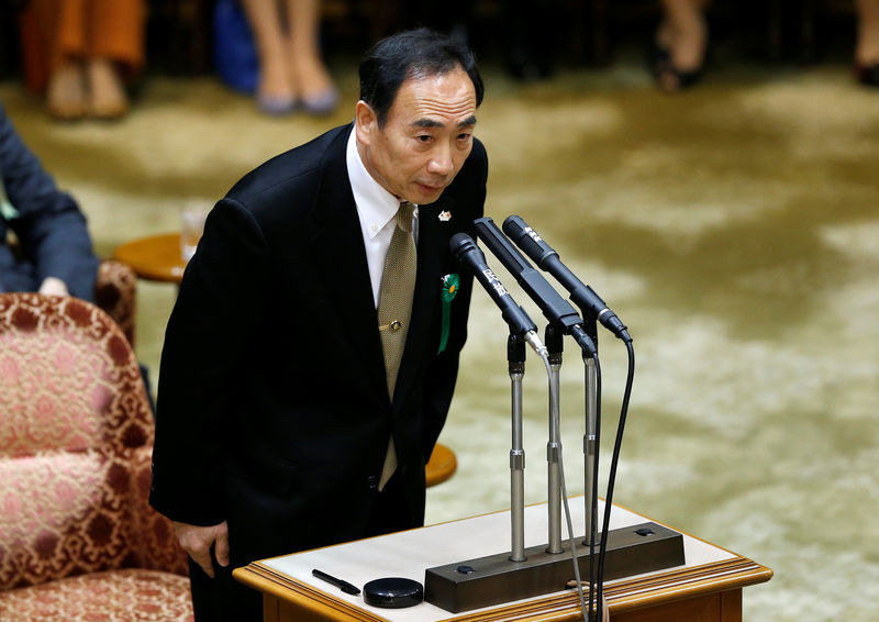 © Reuters. El director de un colegio japonés dice que recibió una donación de la mujer de Abe