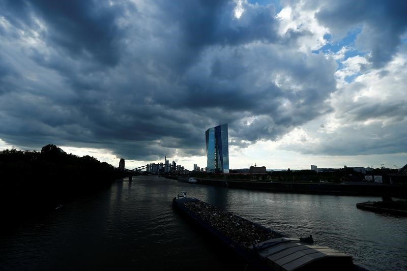 © Reuters. Datos de sondeos de la eurozona apuntan a un robusto primer trimestre, dice el BCE