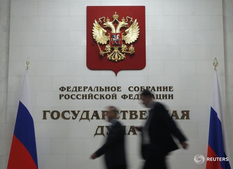 © Reuters. Герб в здании Госдумы РФ в Москве