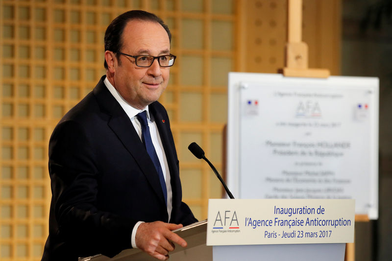 © Reuters. HOLLANDE RÉPLIQUE À HAMON ET MÉLENCHON