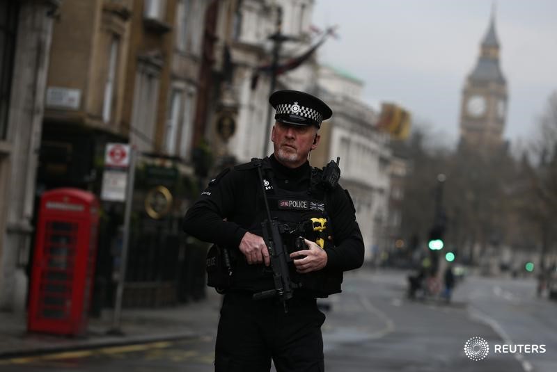 © Reuters. Полицеский в центре Лондона