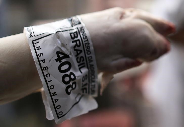 © Reuters. Rótulo de "Inspecionado" do Ministério da Agricultura é visto anexado a um pedaço de carne em um açougue em São Paulo