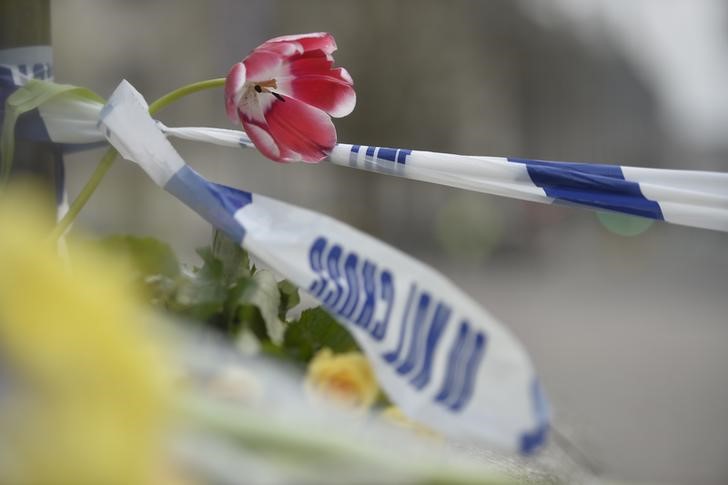 © Reuters. Tributos de flores são vistos ao lado da fita da polícia em Westminster  um dia após o ataque em Londres