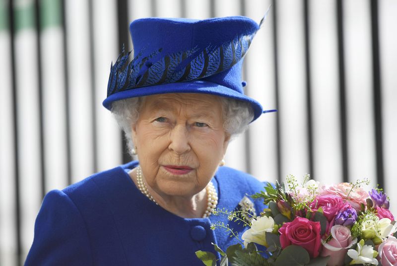 © Reuters. Rainha Elizabeth, do Reino Unido, na inauguração do novo memorial aos membros das forças armadas que serviram e morreram nas guerras do Iraq e Afeganistão, em Londres
