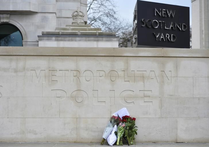 © Reuters. Flores são deixadas do lado de fora da New Scotland Yard na manhã seguinte ao ataque em Londres