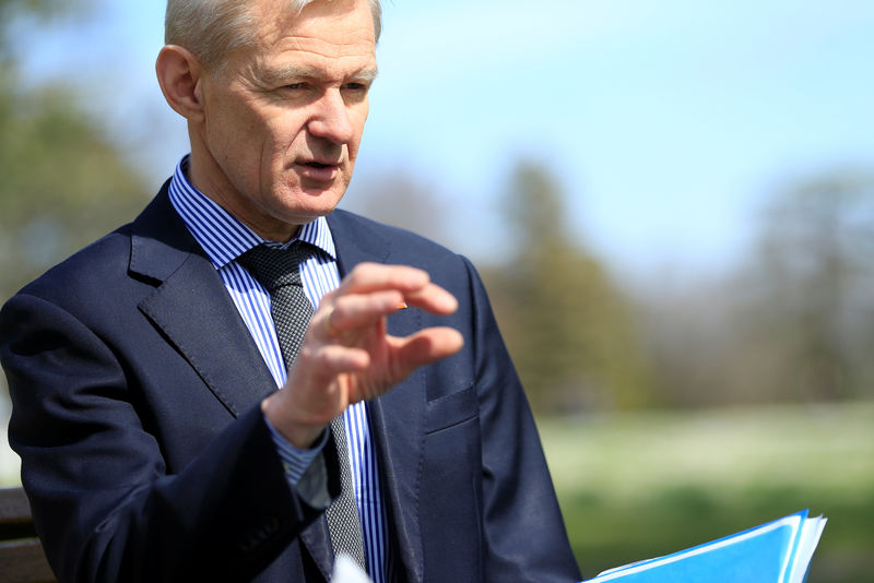 © Reuters. U.N. Special Advisor for Syria Jan Egeland speaks during an interview with Reuters during the fifth round of intra-Syrian talks in Geneva