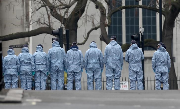 © Reuters. Peritos forenses em local de ataque perto do Parlamento de Londres