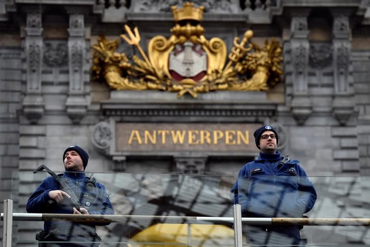 © Reuters. Полиция в Антверпене