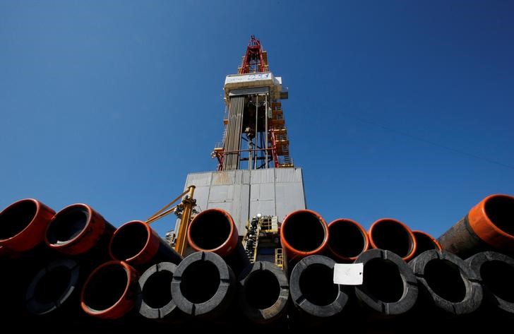 © Reuters. Нефтяная вышка Роснефти