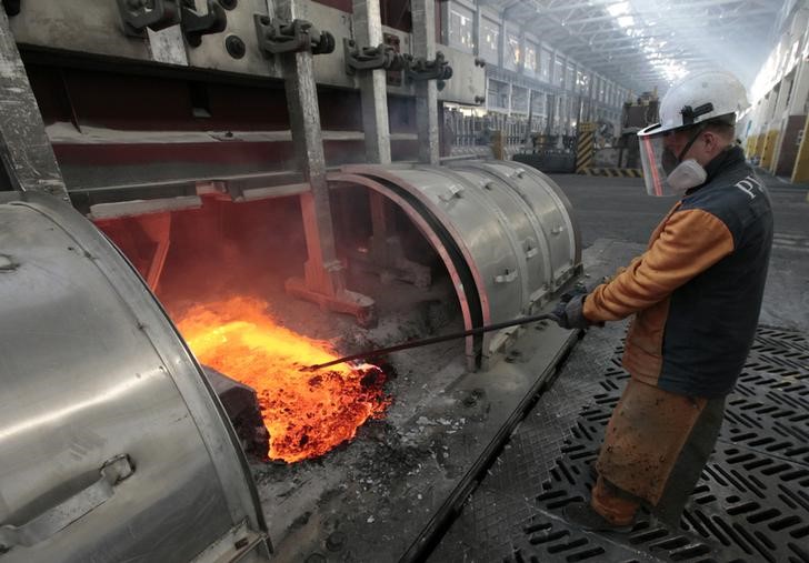 © Reuters. Рабочий на заводе Русала в Красноярске