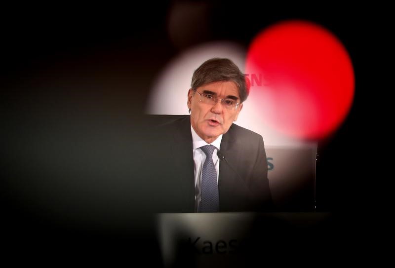 © Reuters. Siemens CEO Kaeser addresses a news conference before the company's annual shareholders meeting in Munich