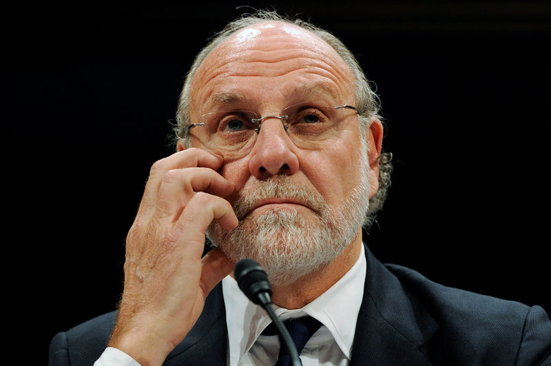 © Reuters. FILE PHOTO - Former MF Global Chief Jon Corzine testifies before a House Financial Services Committee Oversight and Investigations Subcommittee hearing in Washington