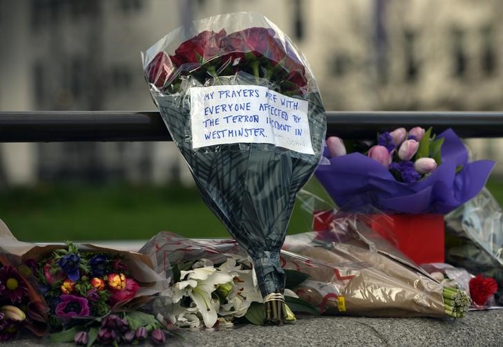 © Reuters. Flores em local de ataque em Londres