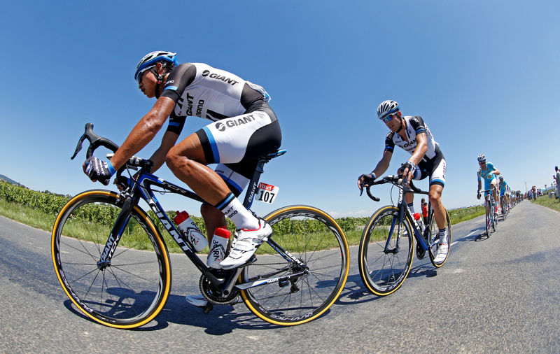 © Reuters. FILE PHOTO: Giant-Shimano team rider Ji Cheng of China leads the pack of riders during the 185.5-km 12th stage of the Tour de France cycling race between Bourg-en-Bresse and Saint-Etienne