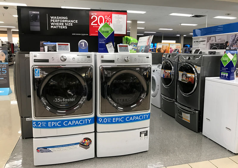 © Reuters. Sears Kenmore washing machines are shown for sale