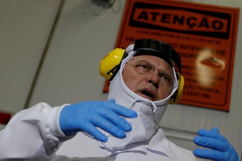 © Reuters. O ministro da Agricultura do Brasil, Blairo Maggi, durante visita técnica a unidade da JBS em Lapa, no Paraná