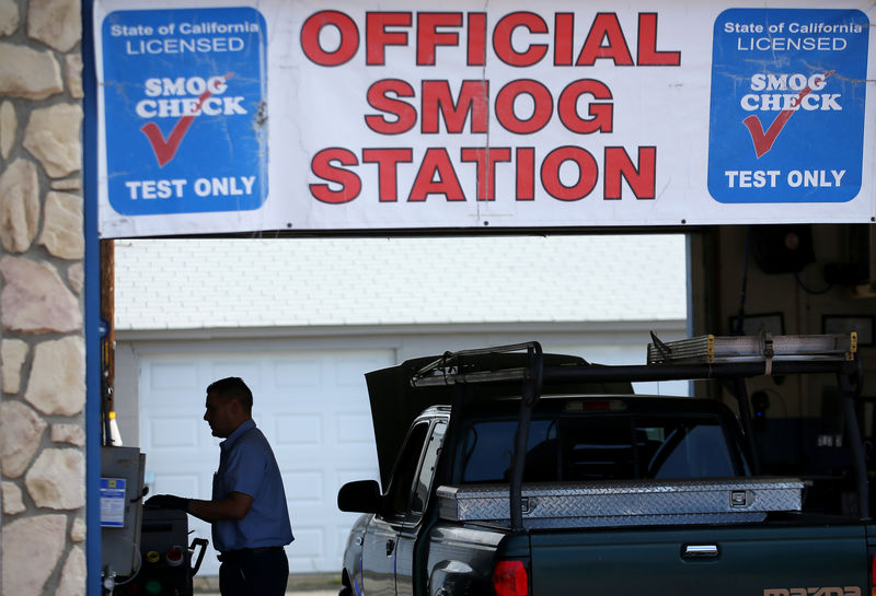 © Reuters. Smog testing station in California