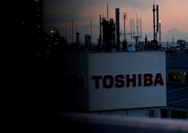 © Reuters. FILE PHOTO:  The logo of Toshiba Corp. is seen at the company's facility in Kawasaki