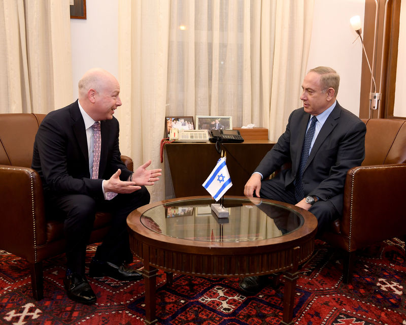 © Reuters. Jason Greenblatt, U.S. President Trump's Middle East envoy meets Israeli PM Benjamin Netanyahu at the Prime Minister’s Office in Jerusalem