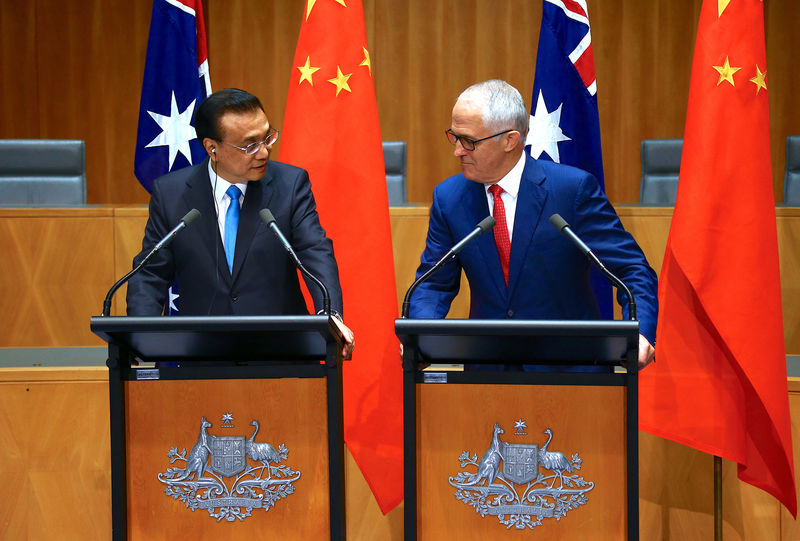 © Reuters. Australia's PM Turnbull reacts as he stands next to Chinese Premier Li during a media conference at Parliament House in Canberra, Australia