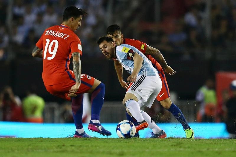 © Reuters. Argentina vence 1-0 a Chile con gol Messi en un bronco encuentro