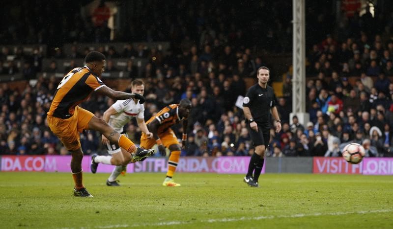 © Reuters. Hull City's Abel Hernandez takes the second penalty which is saved by Fulham's Marcus Bettinelli