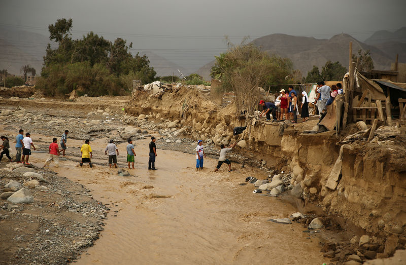 © Reuters. Los peruanos temen que surjan enfermedades tras unas históricas lluvias