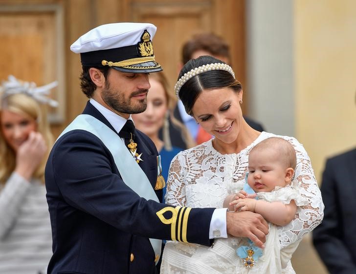 © Reuters. El prínce Carlos Felipe y la princesa Sofía con el príncipe Alejandro durante su bautismo en la capilla del Palacio de Drottningholm en Estocolmo