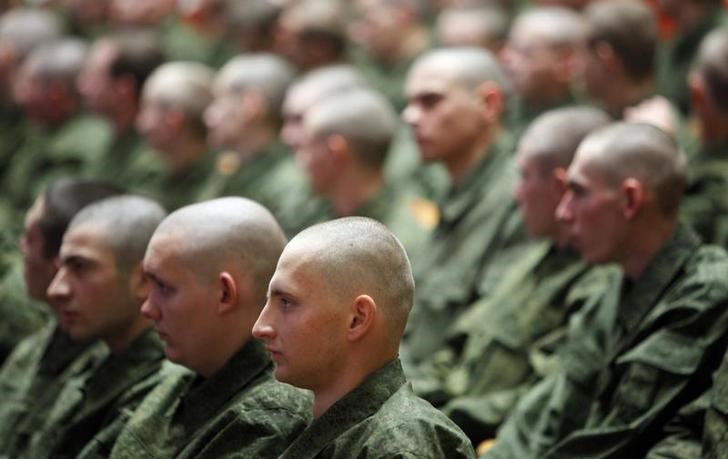 © Reuters. New Russian draftees sit during a ceremony to celebrate "Recruit Day" in the southern Russian city of Stavropol