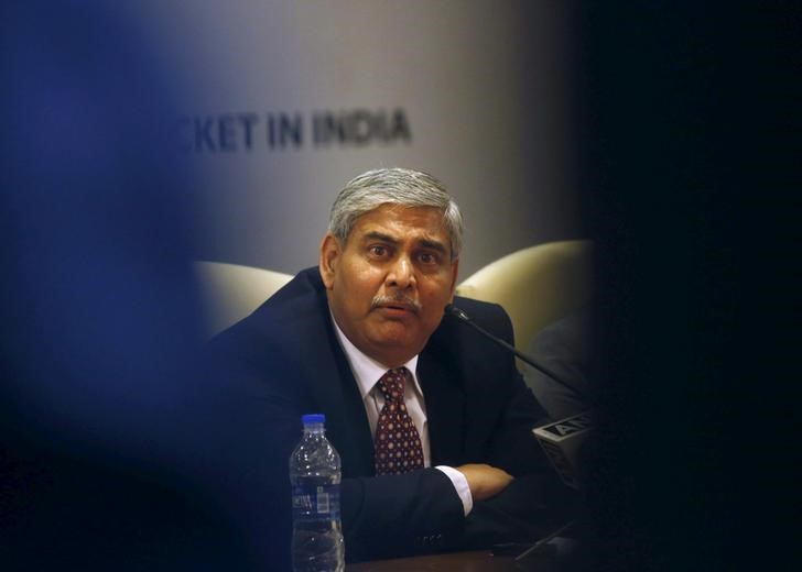 © Reuters. Manohar, newly-elected president of BCCI, speaks during a news conference in Mumbai