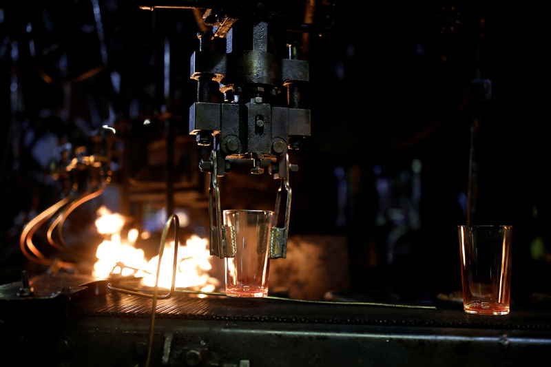 © Reuters. FILE PHOTO: Glasses go under fire during production at the Duralex International glass factory in La Chapelle-Saint-Mesmin, near Orleans
