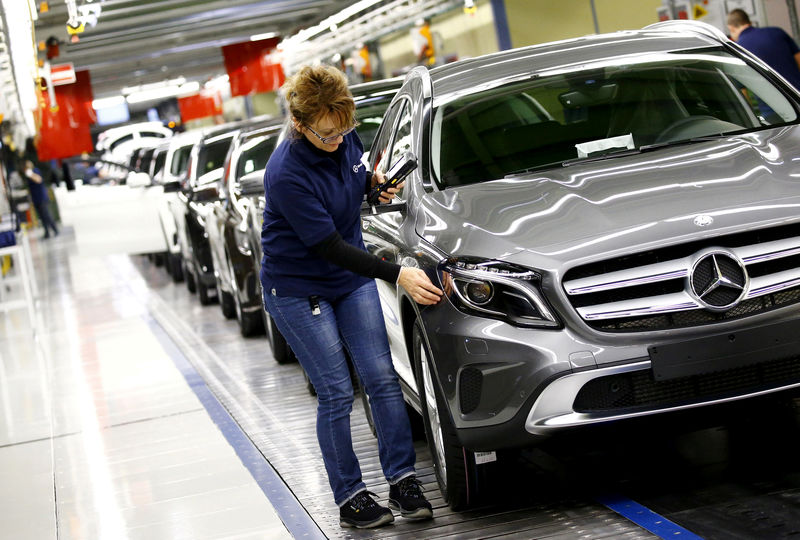 © Reuters. FILE PHOTO: FILE PHOTO: Employees of German car manufacturer Mercedes Benz make final adjustments at the end of the Mercedes A class (A-Klasse) production line at the factory in Rastatt