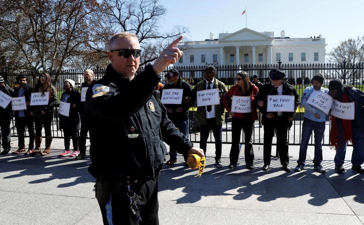 © Reuters. Healthcare demonstrators protest at the White House in Washington
