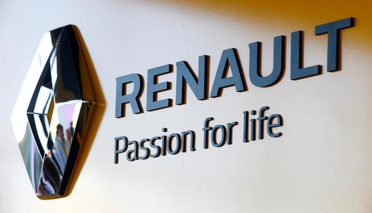 © Reuters. Logo is seen at a Renault store in Minsk, Belarus