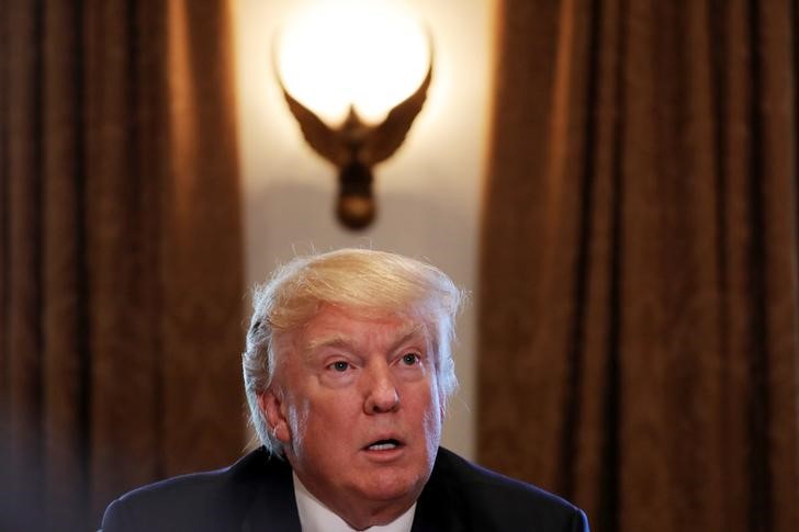 © Reuters. Trump attends a meeting with the Congressional Black Caucus Executive Committee at the White House in Washington