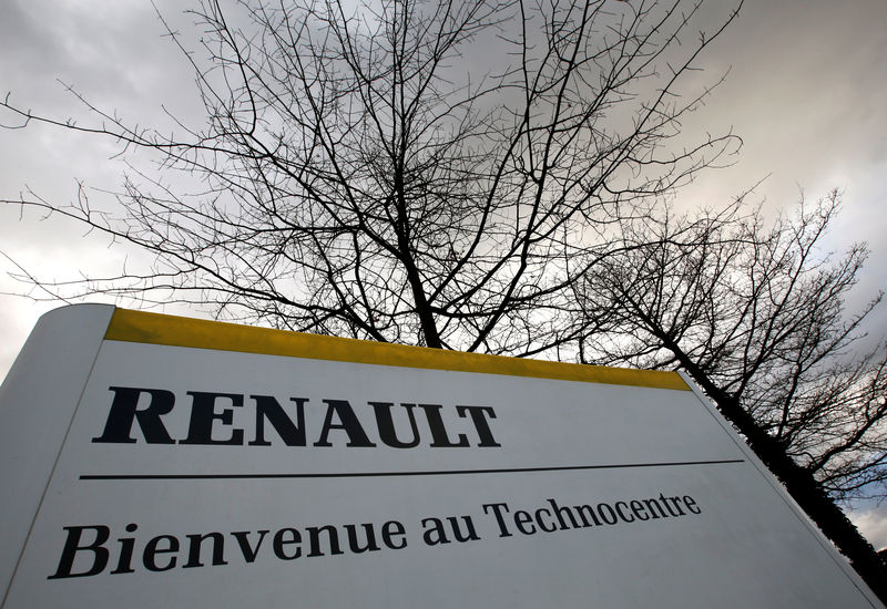 © Reuters. FILE PHOTO: An entrance sign is seen at French car manufacturer Renault's research centre in Guyancourt.