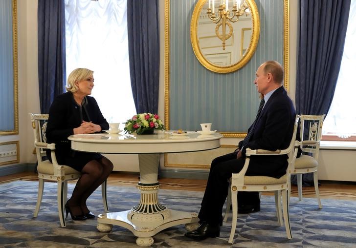 © Reuters. Президент России Владимир Путин на встрече с лидером французских ультраправых Марин Ле Пен в Москве