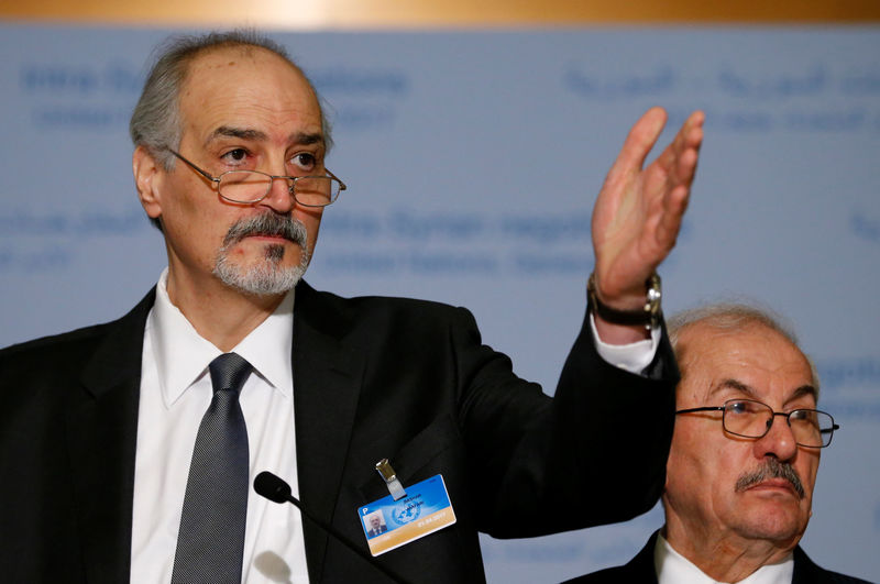 © Reuters. Al-Ja'afari, Syrian chief negotiator, attends a news conference after a round of negotiations during the Intra-Syrian talks at the UN in Geneva