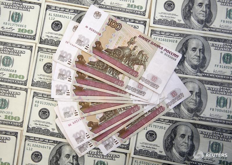 © Reuters. Купюры валют доллар и рубль в Сараево