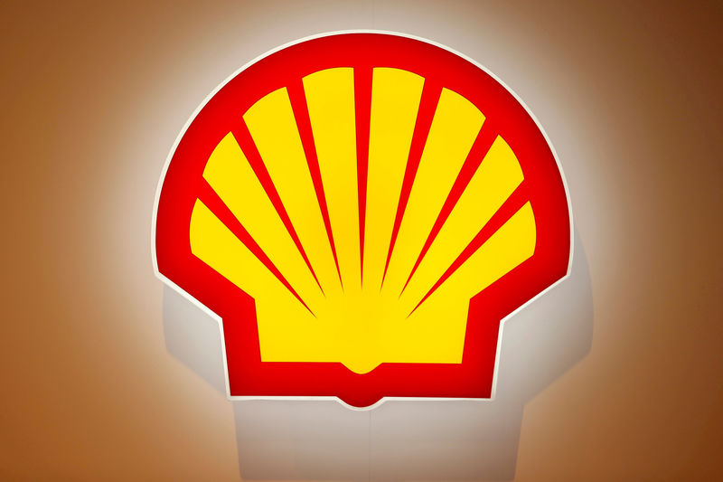 © Reuters. FILE PHOTO: The logo of Shell is pictured at the 26th World Gas Conference in Paris