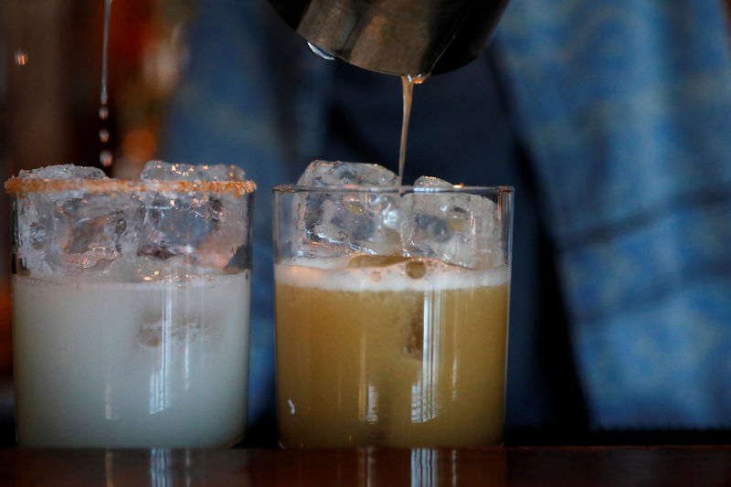 © Reuters. A bartender mixes cocktails at Dick & Janes bar in the Brooklyn, New York