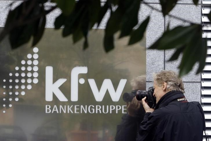 © Reuters. A photographer takes a picture of the local branch of the KfW bank in Frankfurt