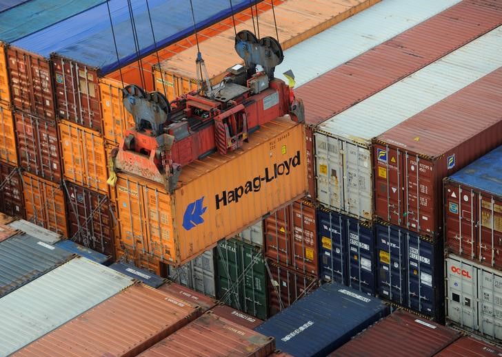 © Reuters. FILE PHOTO: A Hapag-Lloyd container is loaded from a container ship at the terminal Altenwerder in the harbour in Hamburg