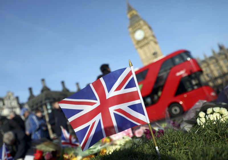 © Reuters. Tributes are seen in Parliament Square following a recent attack in Westminster, London