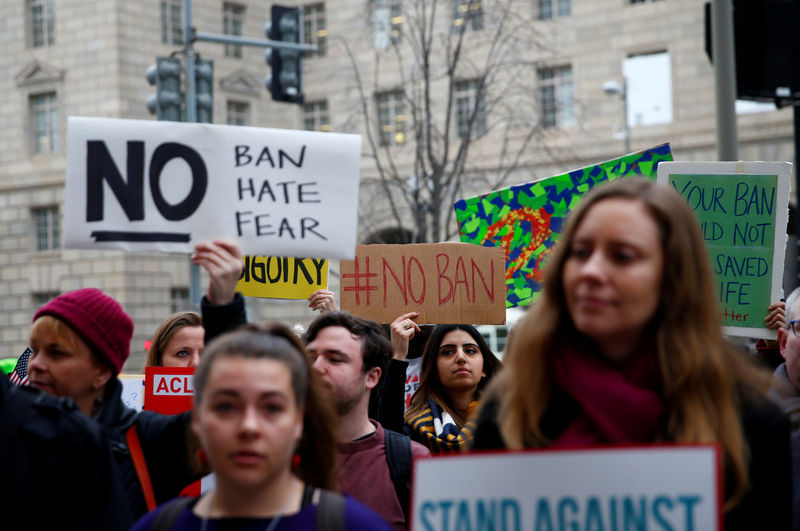 © Reuters. FILE PHOTO - Immigration activists rally outside of the U.S. Customs and Border Protection headquarters in Washington