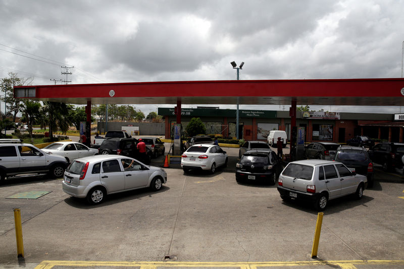 © Reuters. Venezuelan motorists line up for fuel at a gas station of Venezuelan state oil company PDVSA in Maturin