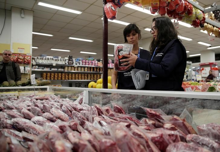 © Reuters. Fiscais da Agência Nacional de Vigilância Sanitária recolhem carnes para analisar em laboratório em supermercado do Rio de Janeiro, no Brasil