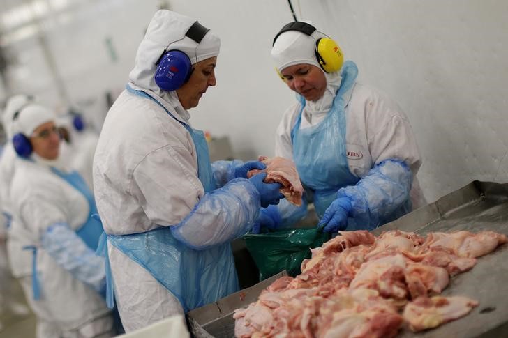 © Reuters. Funcionários durante visita técnica à unidade da JBS em Lapa, no Paraná